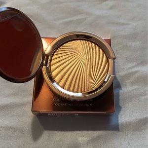 Estée Lauder highlighter in heatwave